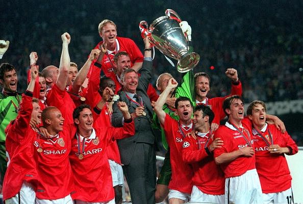 26th MAY 1999, UEFA Champions League Final, Barcelona, Spain, Manchester United 2 v Bayern Munich 1, Manchester United team with manager Alex Ferguson celebrate with the trophy following their win (Photo by Popperfoto/Getty Images)
